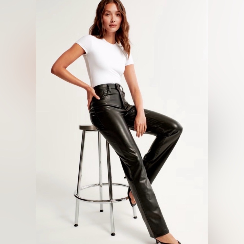 Abercrombie The 90s Straight Ultra High Rise Curve Love Size 6 Vegan Leather
